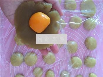 广式蛋黄莲蓉月饼的做法步骤4