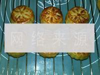 广式椰心莲蓉月饼的做法步骤21