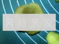 广式椰心莲蓉月饼的做法步骤3