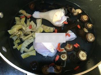枸杞菌菇鸡腿汤的做法图解7