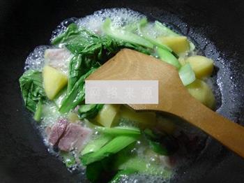 青菜咸肉煮土豆的做法图解4