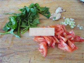 菠菜西红柿热汤面的做法图解3
