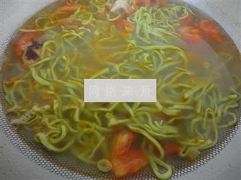 菠菜西红柿热汤面的做法步骤9