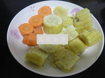 玉米胡萝卜排骨汤的做法步骤3