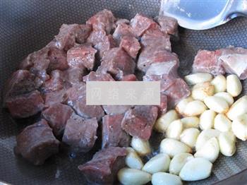 蒜籽红酒牛肉的做法图解9