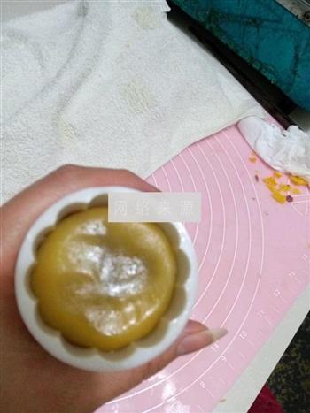 广式蛋黄板栗月饼的做法步骤10