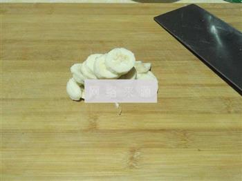 桃胶香蕉牛奶的做法步骤2