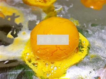酥脆不油腻的蛋黄酥的做法步骤5