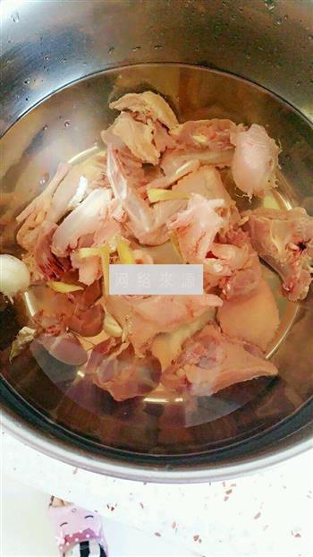 胡萝卜鸽子汤的做法步骤2