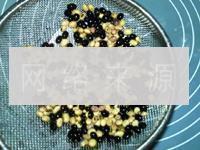 炒花生黑黄豆浆的做法步骤2