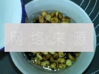 炒花生黑黄豆浆的做法步骤3