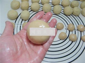 莲蓉咸蛋黄广式月饼的做法步骤16