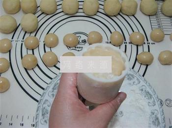 莲蓉咸蛋黄广式月饼的做法步骤18
