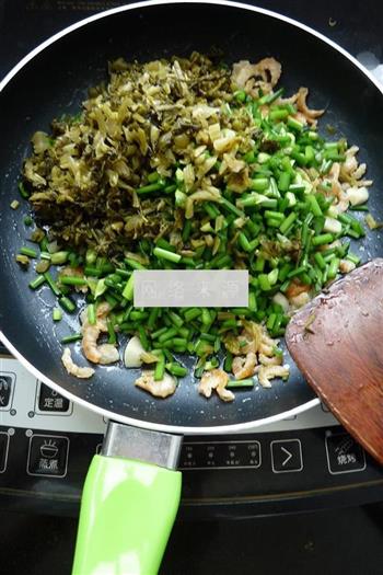 雪菜虾米炒韭菜花的做法步骤4