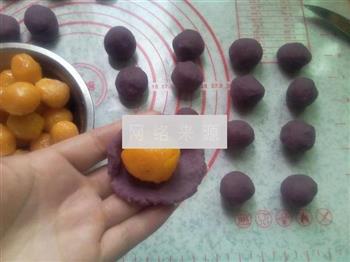 紫薯蛋黄酥的做法步骤4