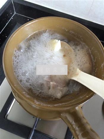 板栗骨头汤的做法步骤2