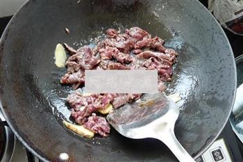 百合苦瓜炒牛肉的做法步骤3