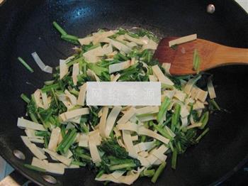 小松菜炒豆皮的做法步骤8