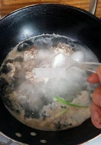 玉米排骨菌菇汤的做法步骤3