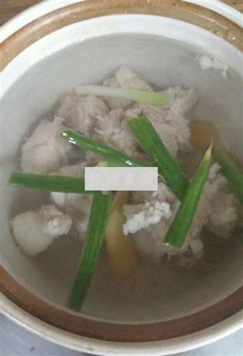 玉米排骨菌菇汤的做法步骤5
