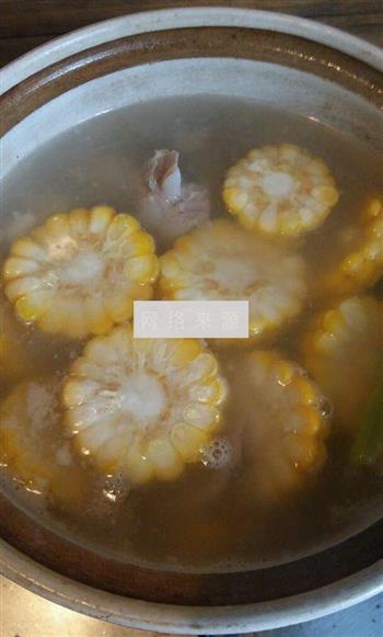 玉米排骨菌菇汤的做法步骤6