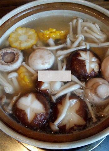 玉米排骨菌菇汤的做法步骤7