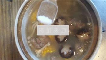 玉米排骨菌菇汤的做法步骤8