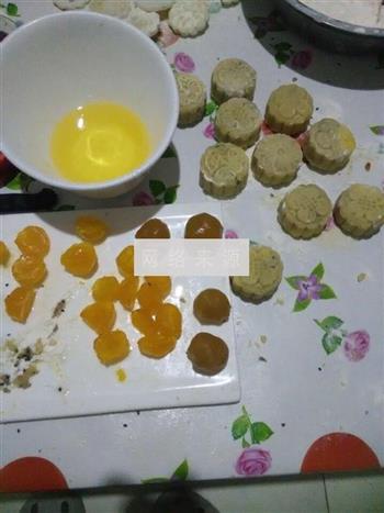 蛋黄莲蓉月饼的做法图解2