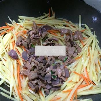 鸡杂炒土豆胡萝卜丝的做法步骤5