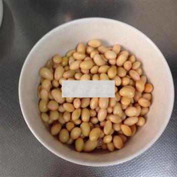 西芹炒黄豆的做法步骤1
