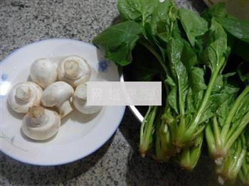 蘑菇炒菠菜的做法步骤1