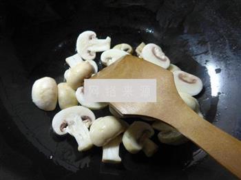 蘑菇炒菠菜的做法步骤4