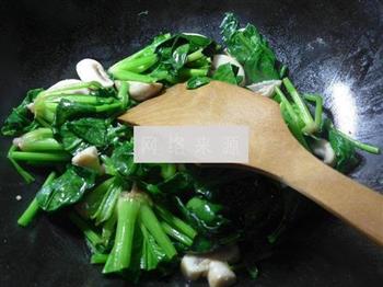 蘑菇炒菠菜的做法步骤7