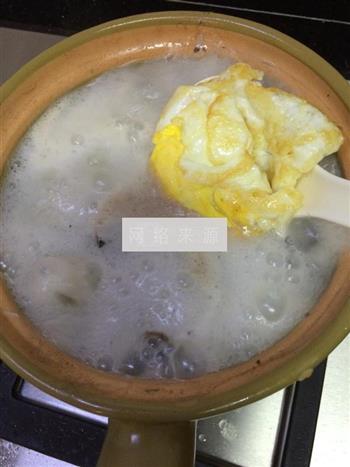 砂锅鲫鱼蛋汤的做法步骤5
