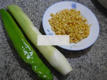 尖椒茭白炒玉米粒的做法步骤1