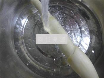尖椒茭白炒玉米粒的做法步骤2