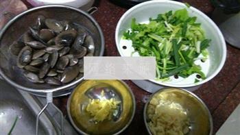 姜葱蒜爆炒花蛤的做法步骤1