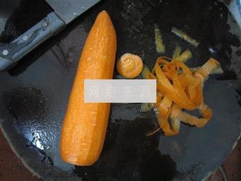 胡萝卜鲫鱼菜干汤的做法步骤3