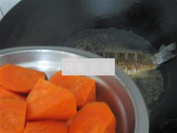 胡萝卜鲫鱼菜干汤的做法步骤9