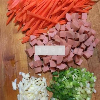 胡萝卜炒饭的做法图解1