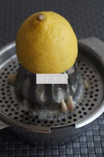 柠檬黄油沙司三文鱼的做法图解2