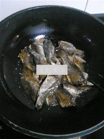 青红椒炒小干鱼的做法步骤6