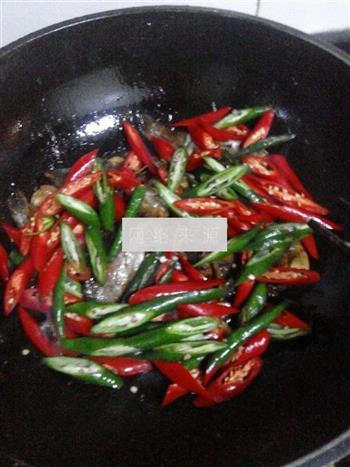 青红椒炒小干鱼的做法步骤7