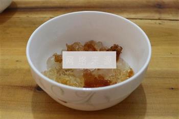银耳皂角米汤的做法步骤1