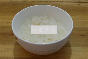 银耳皂角米汤的做法步骤2