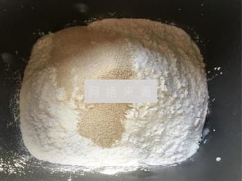毛毛虫豆沙面包的做法图解2