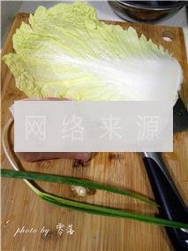 白菜猪肉锅贴的做法步骤1