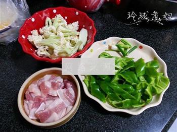 五花肉炒尖椒花菜的做法图解1