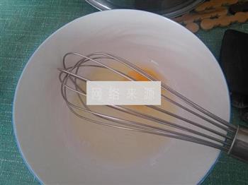 玉米面鸡蛋饼的做法图解1