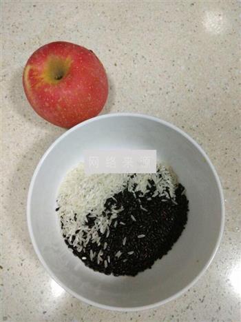 苹果黑米粥的做法步骤1